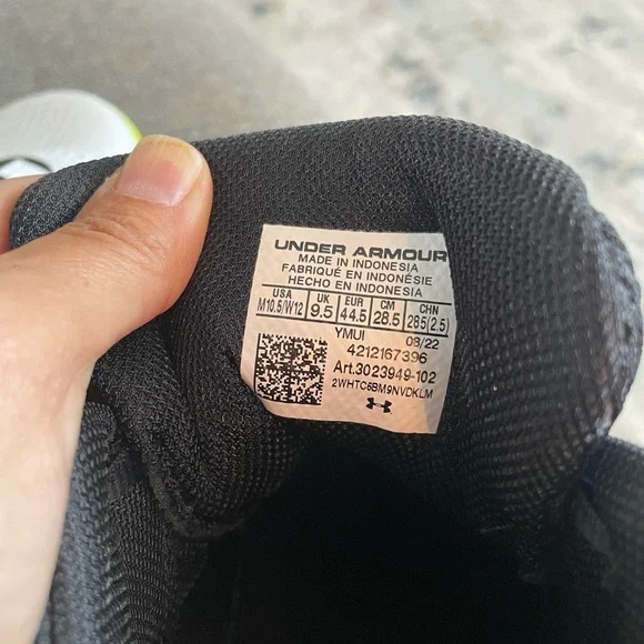 Under Armour basketball sneakers men’s 10.5 women’s 12 black with camo - Picture 9 of 10